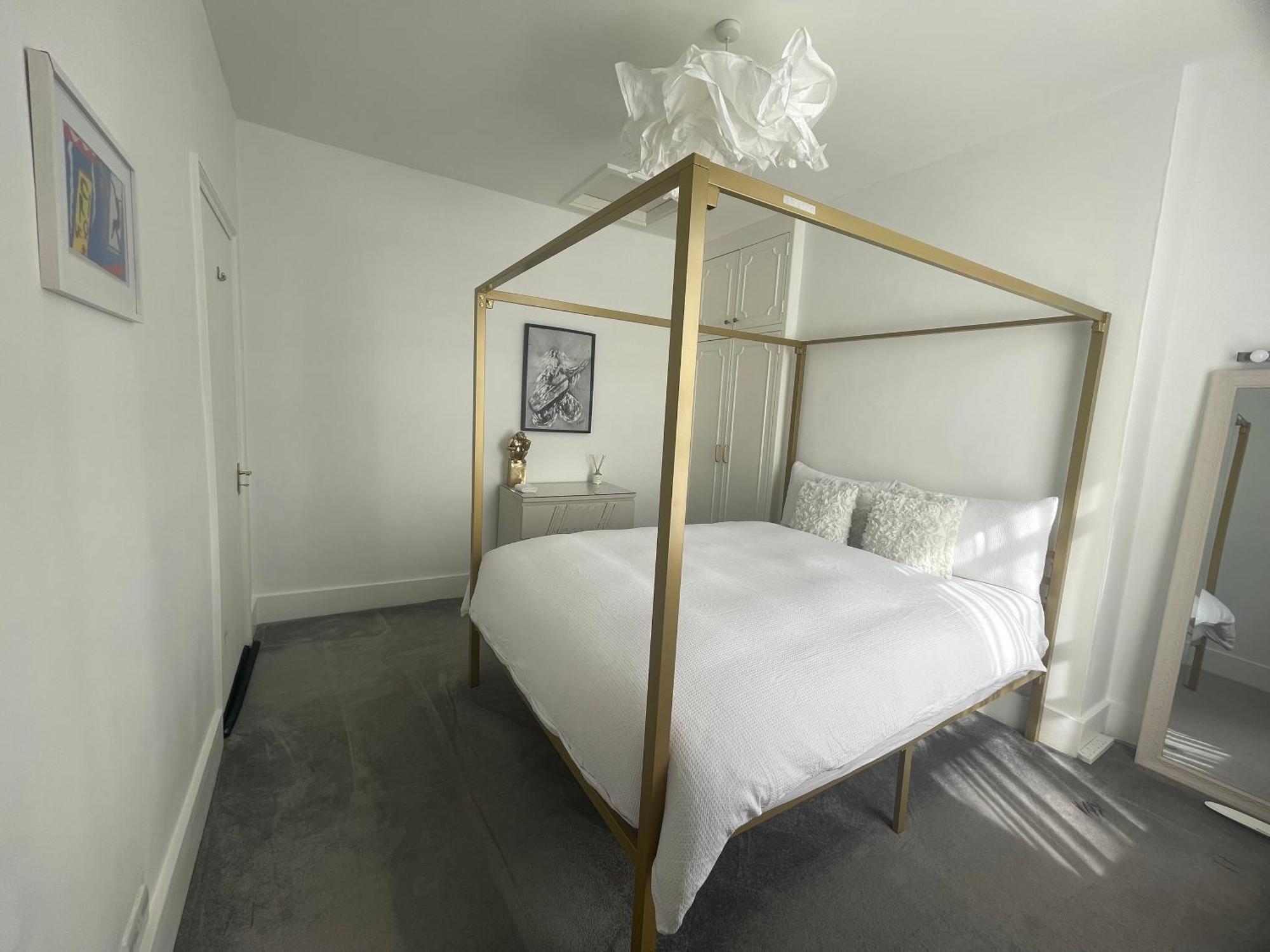 Queen Bedroom In Maida Vale London Eksteriør billede